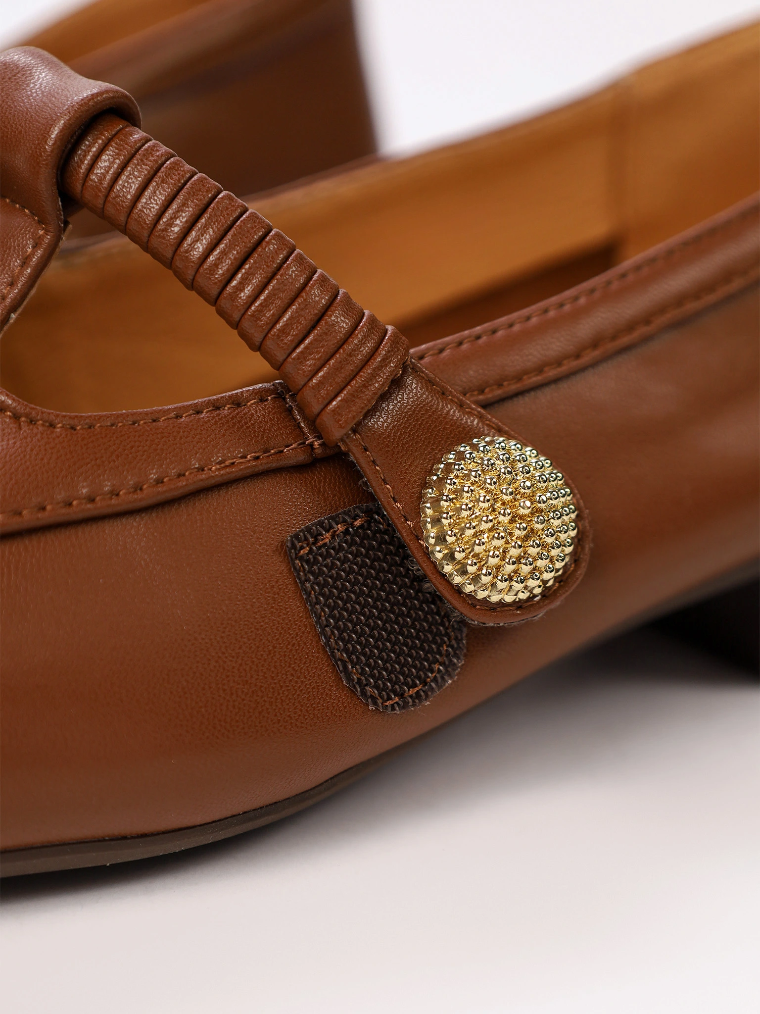 Туфли коричневого цвета на низком каблуке